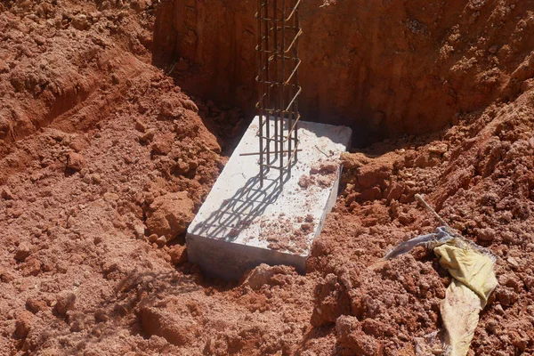 İnşaat alanında döküm kapağı. Bina temel sisteminin bir parçasıdır. Çıkıntılı inşaat demiri çalışmanın bir sonraki aşaması için..