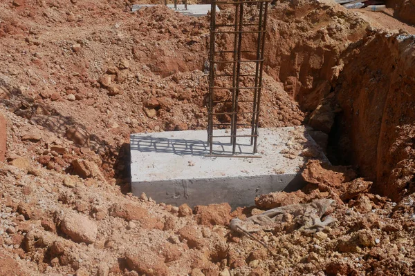İnşaat alanında döküm kapağı. Bina temel sisteminin bir parçasıdır. Çıkıntılı inşaat demiri çalışmanın bir sonraki aşaması için..