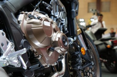 Kuala Lumpur, Malezya - 27 Temmuz 2019: Yüksek performanslı bir motosiklet motoru üzerine odaklanmış. Motor, tasarlanmış bir motosiklet şasesine monte edildi..  