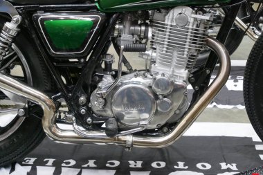 Kuala Lumpur, Malezya - 27 Temmuz 2019: Yüksek performanslı bir motosiklet motoru üzerine odaklanmış. Motor, tasarlanmış bir motosiklet şasesine monte edildi..  