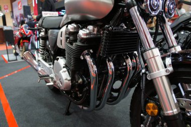 Kuala Lumpur, Malezya - 27 Temmuz 2019: Yüksek performanslı bir motosiklet motoru üzerine odaklanmış. Motor, tasarlanmış bir motosiklet şasesine monte edildi..  