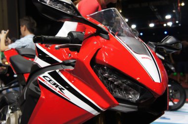 Kuala Lumpur, Malezya - 31 Mart 2018: Modern motosiklet farları. Sürücüye yeterli vizyon sağlamak için özel olarak tasarlandı. Motosiklet galerisinin içindeki yeni gösterilen motosiklete yerleştirildi.. 