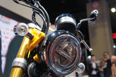 Kuala Lumpur, Malezya - 31 Mart 2018: Modern motosiklet farları. Sürücüye yeterli vizyon sağlamak için özel olarak tasarlandı. Motosiklet galerisinin içindeki yeni gösterilen motosiklete yerleştirildi.. 