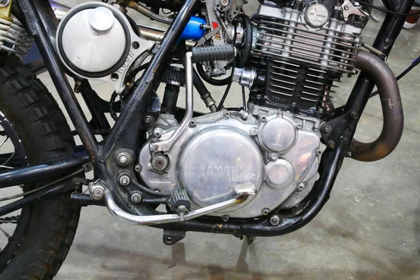 マレーシアのクアラルンプール 2019年7月27日 高性能オートバイエンジンに焦点を当てた選択 エンジンは 設計されたオートバイのシャーシに設置されています — ストック写真