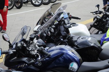 Kuala Lumpur, Malezya - 25 Mart 2019: Yüksek performanslı motosiklet kulpu barı ve ona bağlı tüm ekipmanlar.  