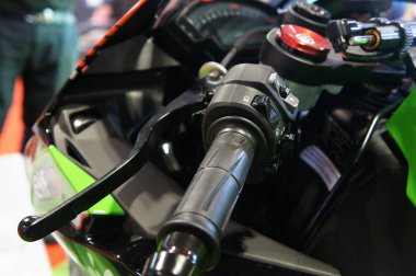 Kuala Lumpur, Malezya - 25 Mart 2019: Yüksek performanslı motosiklet kulpu barı ve ona bağlı tüm ekipmanlar.  