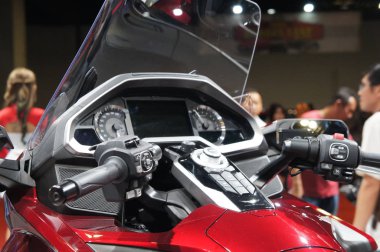 Kuala Lumpur, Malezya - 25 Mart 2019: Yüksek performanslı motosiklet kulpu barı ve ona bağlı tüm ekipmanlar.  