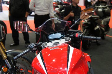 Kuala Lumpur, Malezya - 25 Mart 2019: Yüksek performanslı motosiklet kulpu barı ve ona bağlı tüm ekipmanlar.  