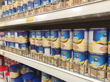 Kuala Lumpur, Malezya -17 Eylül 2019: Şekerli krema ve buharlaştırılmış krema kutusu süpermarketin içindeki rafta satışa sunuldu. Ana bileşen palmiye yağından yapılır..