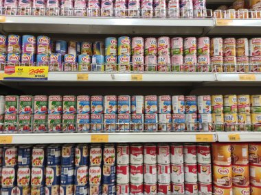 Kuala Lumpur, Malezya -17 Eylül 2019: Şekerli krema ve buharlaştırılmış krema kutusu süpermarketin içindeki rafta satışa sunuldu. Ana bileşen palmiye yağından yapılır..