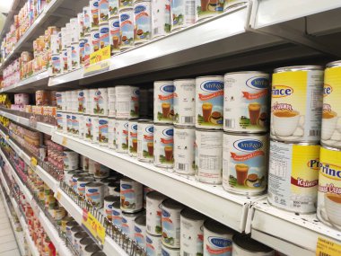 Kuala Lumpur, Malezya -17 Eylül 2019: Şekerli krema ve buharlaştırılmış krema kutusu süpermarketin içindeki rafta satışa sunuldu. Ana bileşen palmiye yağından yapılır..