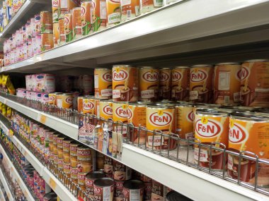 Kuala Lumpur, Malezya -17 Eylül 2019: Şekerli krema ve buharlaştırılmış krema kutusu süpermarketin içindeki rafta satışa sunuldu. Ana bileşen palmiye yağından yapılır..