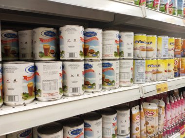 Kuala Lumpur, Malezya -17 Eylül 2019: Şekerli krema ve buharlaştırılmış krema kutusu süpermarketin içindeki rafta satışa sunuldu. Ana bileşen palmiye yağından yapılır..