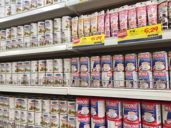 Kuala Lumpur Malasia Septiembre 2019 Crema Edulcorada Crema Evaporada Latas —  Fotos de Stock