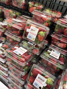 Kuala Lumpur, Malezya - 10 Mayıs 2018: Meyve ve sebze paketleri bir süpermarket rafına paketlenmiş ve düzenlenmiş. Her paket bir fiyat etiketi ile yapıştırılır.