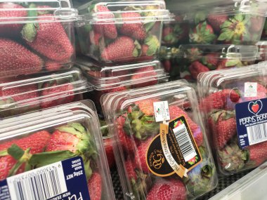 Kuala Lumpur, Malezya - 10 Mayıs 2018: Meyve ve sebze paketleri bir süpermarket rafına paketlenmiş ve düzenlenmiş. Her paket bir fiyat etiketi ile yapıştırılır.