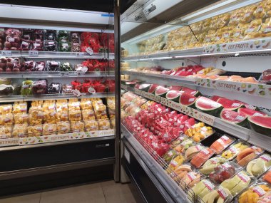 Kuala Lumpur, Malezya - 10 Mayıs 2018: Meyve ve sebze paketleri bir süpermarket rafına paketlenmiş ve düzenlenmiş. Her paket bir fiyat etiketi ile yapıştırılır.
