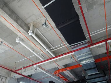 Kuala Lumpur, Malezya - 7 Nisan 2018: Klima kanalı ve soğutucu boru sistemi kurulumu ve beton levhaya asılması. Diğer hizmetlerle birlikte yüklendi ve koordine edildi. 