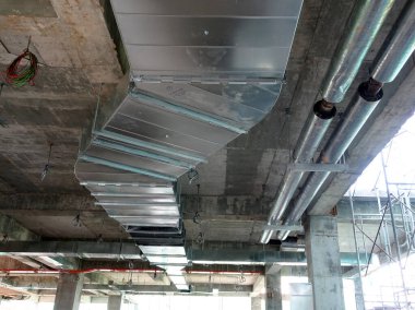 Kuala Lumpur, Malezya - 7 Nisan 2018: Klima kanalı ve soğutucu boru sistemi kurulumu ve beton levhaya asılması. Diğer hizmetlerle birlikte yüklendi ve koordine edildi. 