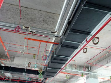Kuala Lumpur, Malezya - 7 Nisan 2018: Klima kanalı ve soğutucu boru sistemi kurulumu ve beton levhaya asılması. Diğer hizmetlerle birlikte yüklendi ve koordine edildi. 