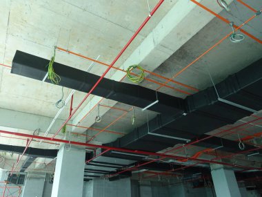 Kuala Lumpur, Malezya - 7 Nisan 2018: Klima kanalı ve soğutucu boru sistemi kurulumu ve beton levhaya asılması. Diğer hizmetlerle birlikte yüklendi ve koordine edildi. 