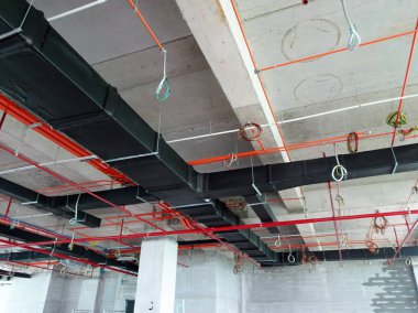 Kuala Lumpur, Malezya - 7 Nisan 2018: Klima kanalı ve soğutucu boru sistemi kurulumu ve beton levhaya asılması. Diğer hizmetlerle birlikte yüklendi ve koordine edildi. 