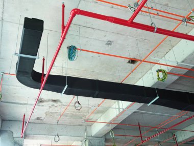 Kuala Lumpur, Malezya - 7 Nisan 2018: Klima kanalı ve soğutucu boru sistemi kurulumu ve beton levhaya asılması. Diğer hizmetlerle birlikte yüklendi ve koordine edildi. 