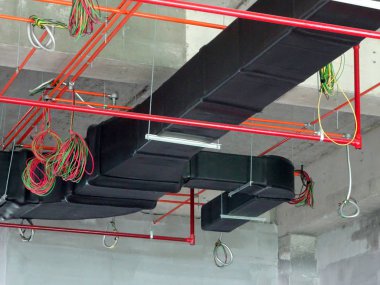 Kuala Lumpur, Malezya - 7 Nisan 2018: Klima kanalı ve soğutucu boru sistemi kurulumu ve beton levhaya asılması. Diğer hizmetlerle birlikte yüklendi ve koordine edildi. 