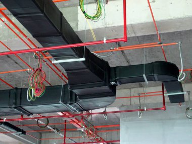 Kuala Lumpur, Malezya - 7 Nisan 2018: Klima kanalı ve soğutucu boru sistemi kurulumu ve beton levhaya asılması. Diğer hizmetlerle birlikte yüklendi ve koordine edildi. 