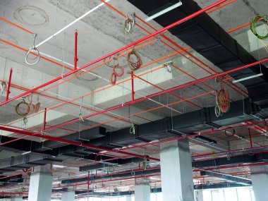 Kuala Lumpur, Malezya - 7 Nisan 2018: Klima kanalı ve soğutucu boru sistemi kurulumu ve beton levhaya asılması. Diğer hizmetlerle birlikte yüklendi ve koordine edildi. 