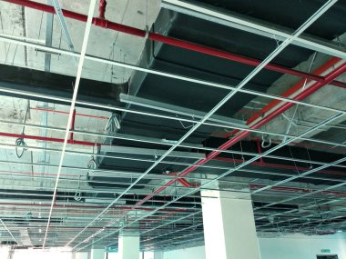 Kuala Lumpur, Malezya - 7 Nisan 2018: Klima kanalı ve soğutucu boru sistemi kurulumu ve beton levhaya asılması. Diğer hizmetlerle birlikte yüklendi ve koordine edildi. 