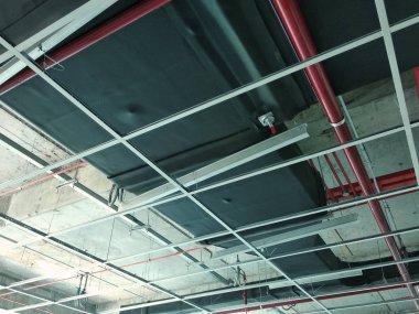 Kuala Lumpur, Malezya - 7 Nisan 2018: Klima kanalı ve soğutucu boru sistemi kurulumu ve beton levhaya asılması. Diğer hizmetlerle birlikte yüklendi ve koordine edildi. 