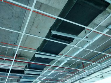 Kuala Lumpur, Malezya - 7 Nisan 2018: Klima kanalı ve soğutucu boru sistemi kurulumu ve beton levhaya asılması. Diğer hizmetlerle birlikte yüklendi ve koordine edildi. 