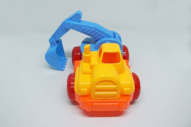 Plastikten yapılmış renkli çocuk oyuncağı kazıcısı. Beyaz arkaplanda izole 