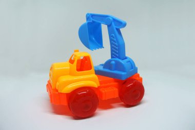 Plastikten yapılmış renkli çocuk oyuncağı kazıcısı. Beyaz arkaplanda izole 