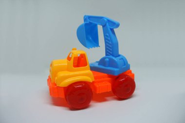 Plastikten yapılmış renkli çocuk oyuncağı kazıcısı. Beyaz arkaplanda izole 