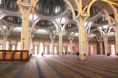 Sarawak, Malezya-14 Ekim 2014: Sarawak eyalet Camii iç. Bir büyük ana kiliseye büyük ve güzel bir kubbe ile örtülü ve diğer küçük kubbe ile desteklenen cami vardır. 