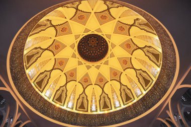 Sarawak, Malezya - 14 Ekim 2014: Sarawak Devlet Camii 'nin ana kubbesi içindeki şablon. Doğu Malezya, Sarawak Eyaleti 'ndeki Müslümanlar için en büyük cami. İslami geometriye dayanan tekrarlama deseni tasarımı. 