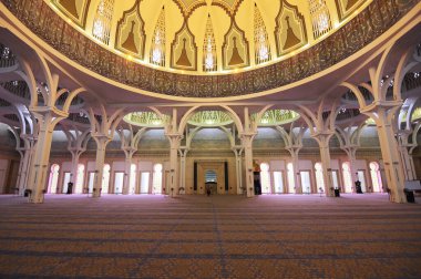 Sarawak, Malezya-14 Ekim 2014: Sarawak eyalet Camii iç. Bir büyük ana kiliseye büyük ve güzel bir kubbe ile örtülü ve diğer küçük kubbe ile desteklenen cami vardır. 