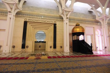 Sarawak, Malezya-14 Ekim 2014: Sarawak eyalet Camii iç. Bir büyük ana kiliseye büyük ve güzel bir kubbe ile örtülü ve diğer küçük kubbe ile desteklenen cami vardır. 
