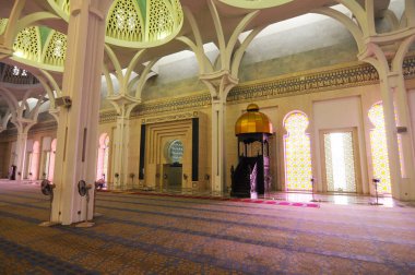 Sarawak, Malezya-14 Ekim 2014: Sarawak eyalet Camii iç. Bir büyük ana kiliseye büyük ve güzel bir kubbe ile örtülü ve diğer küçük kubbe ile desteklenen cami vardır. 
