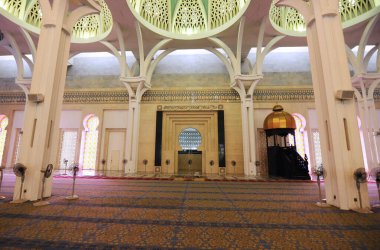 Sarawak, Malezya-14 Ekim 2014: Sarawak eyalet Camii iç. Bir büyük ana kiliseye büyük ve güzel bir kubbe ile örtülü ve diğer küçük kubbe ile desteklenen cami vardır. 