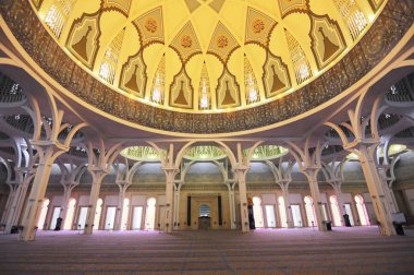 Sarawak, Malezya-14 Ekim 2014: Sarawak eyalet Camii iç. Bir büyük ana kiliseye büyük ve güzel bir kubbe ile örtülü ve diğer küçük kubbe ile desteklenen cami vardır. 