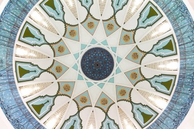 Sarawak, Malezya - 14 Ekim 2014: Sarawak Devlet Camii 'nin ana kubbesi içindeki şablon. Doğu Malezya, Sarawak Eyaleti 'ndeki Müslümanlar için en büyük cami. İslami geometriye dayanan tekrarlama deseni tasarımı. 