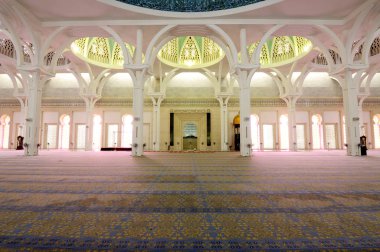Sarawak, Malezya-14 Ekim 2014: Sarawak eyalet Camii iç. Bir büyük ana kiliseye büyük ve güzel bir kubbe ile örtülü ve diğer küçük kubbe ile desteklenen cami vardır. 