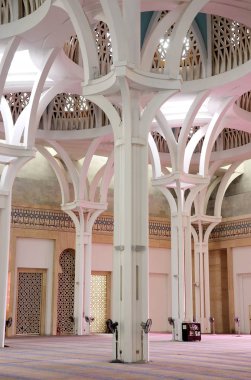 Sarawak, Malezya-14 Ekim 2014: Sarawak eyalet Camii iç. Bir büyük ana kiliseye büyük ve güzel bir kubbe ile örtülü ve diğer küçük kubbe ile desteklenen cami vardır. 