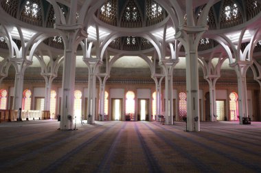 Sarawak, Malezya-14 Ekim 2014: Sarawak eyalet Camii iç. Bir büyük ana kiliseye büyük ve güzel bir kubbe ile örtülü ve diğer küçük kubbe ile desteklenen cami vardır. 