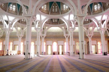 Sarawak, Malezya-14 Ekim 2014: Sarawak eyalet Camii iç. Bir büyük ana kiliseye büyük ve güzel bir kubbe ile örtülü ve diğer küçük kubbe ile desteklenen cami vardır. 
