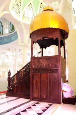 Sarawak, Malezya-14 Ekim 2014: Sarawak eyalet Camii iç. Bir büyük ana kiliseye büyük ve güzel bir kubbe ile örtülü ve diğer küçük kubbe ile desteklenen cami vardır. 