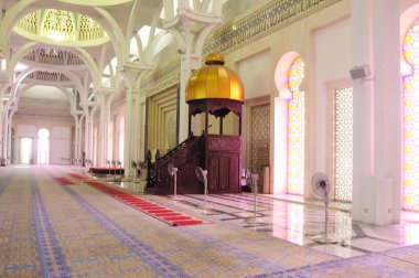 Sarawak, Malezya-14 Ekim 2014: Sarawak eyalet Camii iç. Bir büyük ana kiliseye büyük ve güzel bir kubbe ile örtülü ve diğer küçük kubbe ile desteklenen cami vardır. 